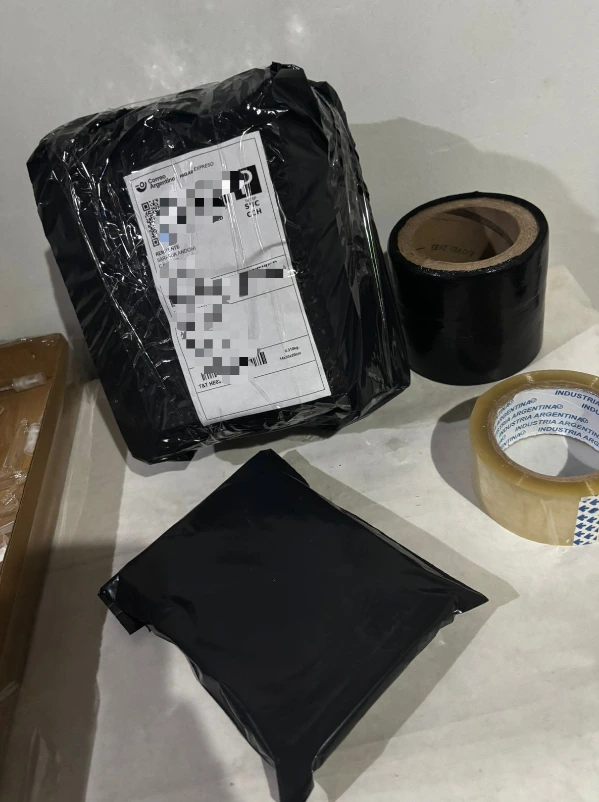 Embalaje de bolsas doypack holográficas y sobres ecommerce para despacho