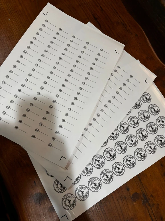Planchas de etiquetas autoadhesivas vinílicas y stickers personalizados para packaging